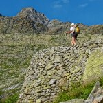 Tornanti su alti muri in pietra